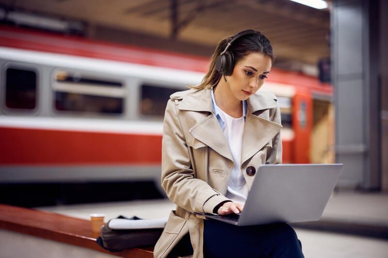 Pairing Yealink BH76 Plus wireless Bluetooth headset with laptop in a fast-paced city environment